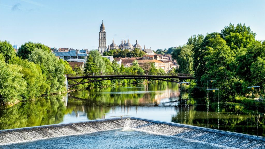 Cathédrale Saint Front à Périgueux vue de la rivière